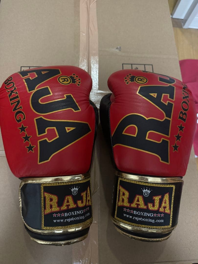 RAJA 16オンスボクシンググローブ レッド/ブラック