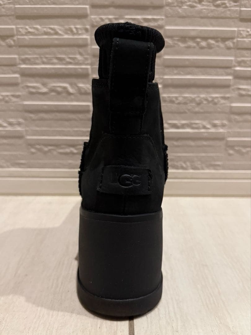 UGG ブラック プラットフォームヒールブーツ