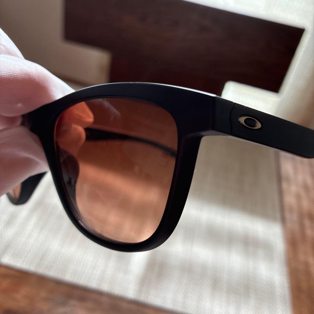 Oakley ウィメンズブラックフレーム スポーツサングラス