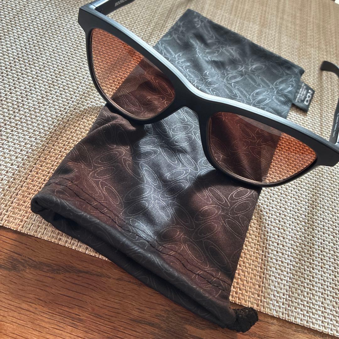 Oakley ウィメンズブラックフレーム スポーツサングラス