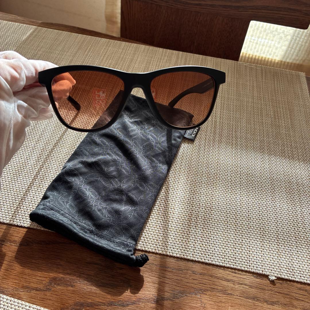 Oakley ウィメンズブラックフレーム スポーツサングラス