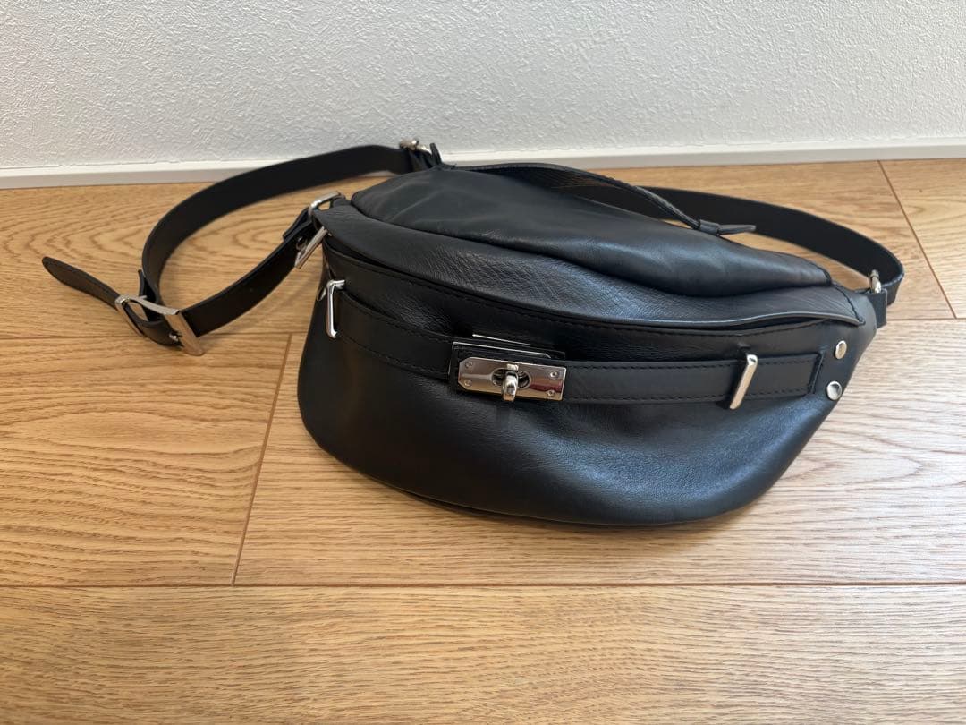 【美品】AULENTTI レザー ボディバッグ ウエストバッグ ポーチ ブラック